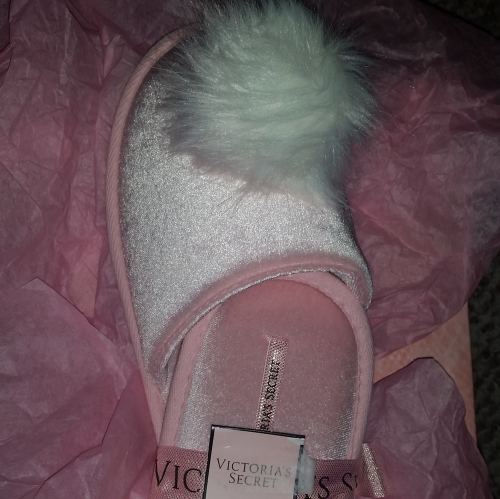 Victoria Secret szM slippers, NWT